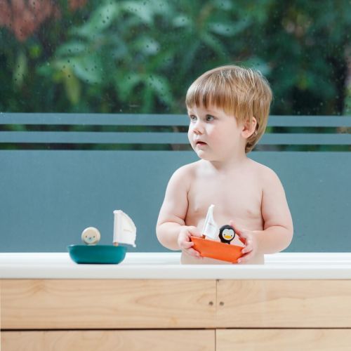 plan toys badspeelgoed zeilbootje en pinguïn