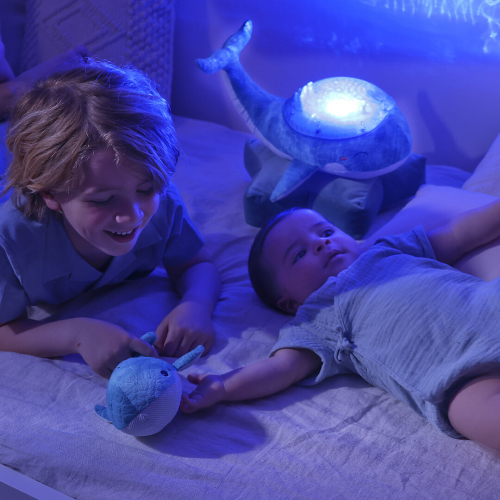 cloud.b knuffelwalvis met nachtlamp en geluid - blauw