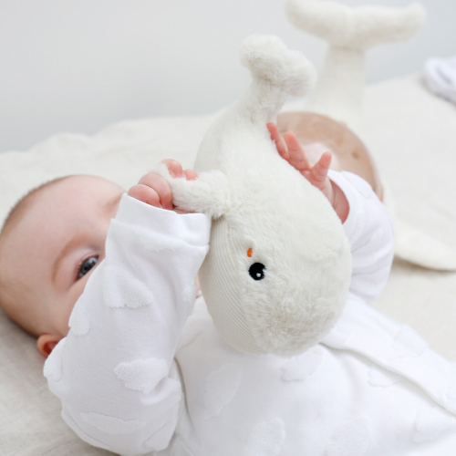 cloud.b knuffelwalvis met nachtlamp en geluid - wit