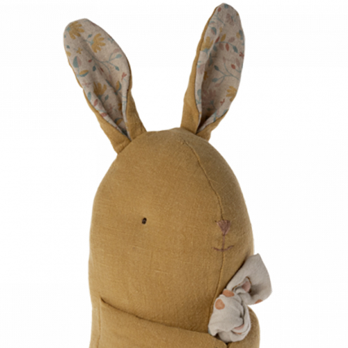 maileg lapin en peluche avec couverture et musique - jaune poussière - 32 cm