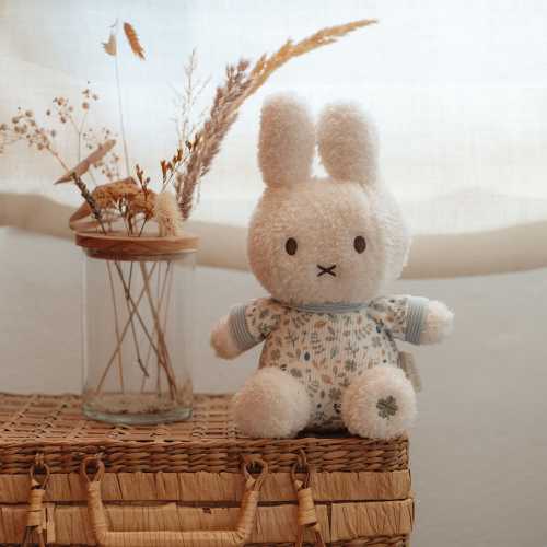 little dutch knuffelkonijn nijntje - lucky leaves - 20 cm