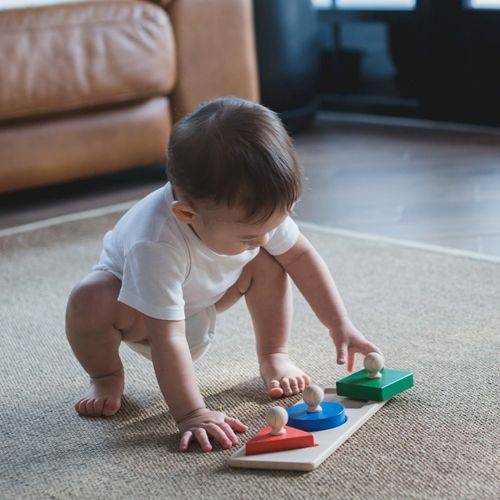 plan toys houten knoppuzzel vormen